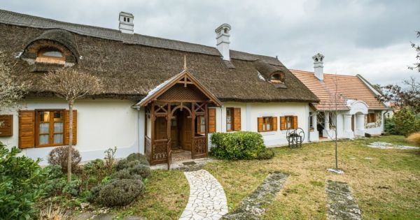 Csodás parasztház vár új gazdára a Balatonnál