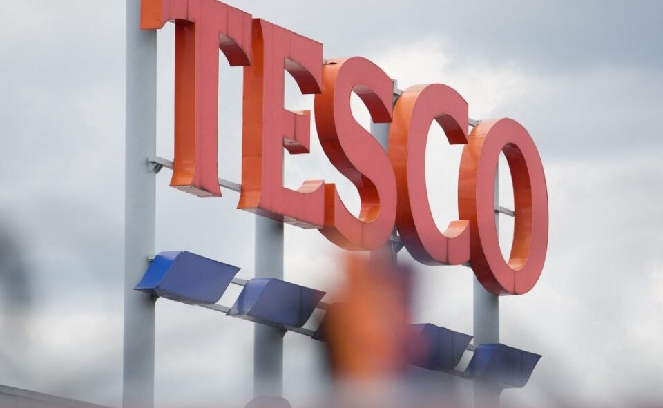 Eltűnik egy termékcsoport a Tesco polcairól