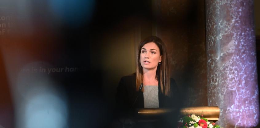Varga Judit nem túlozta el, két percet töltött a Kormányinfón