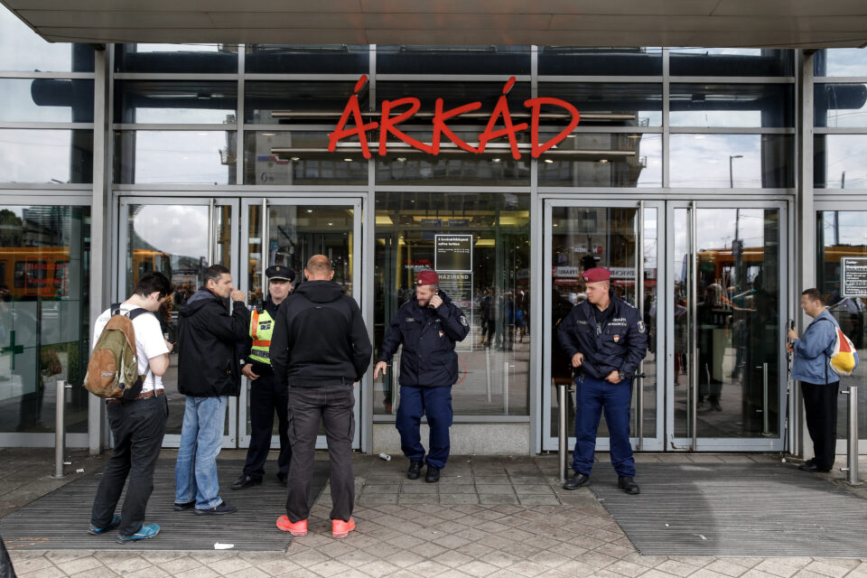 Bombariadó országszerte: több plázát is ki kellett üríteni