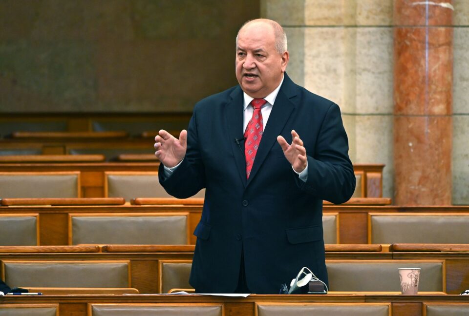 Középső ujjával beintett a parlamentben egy MSZP-s képviselő egy KDNP-snek, aki ezt jegyzőkönyvbe vetette