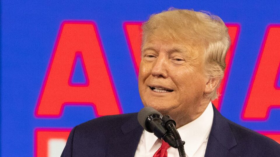 Trump: Bombázzuk szét Oroszországot, aztán kenjük Kínára