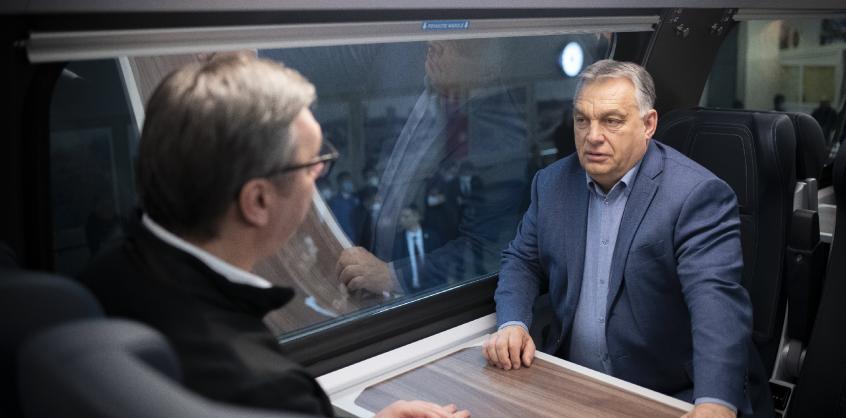 Videó – Orbán Viktor és a szerb elnök a semminek integet, ez nem tréfa