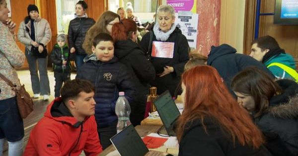 Videót készített a rendőrség arról, hogy hogyan fogadják a menekülteket a keletiben