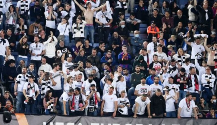 A Barca-szurkolók a lelátókat elhagyva tiltakoztak a német invázió ellen a Camp Nouban