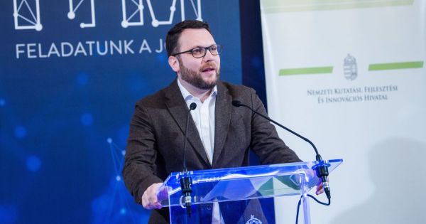A Telex megkérdezte, miért mentette fel Orbán Viktor Schanda Tamást