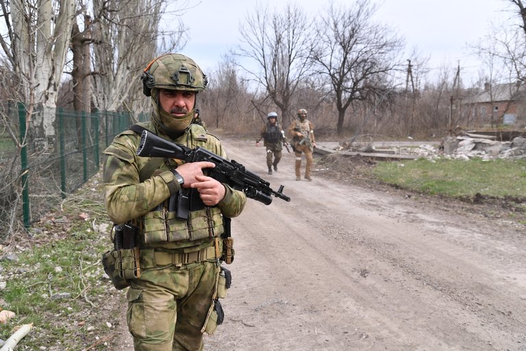 Az ukrán hírszerzés nyilvánosságra hozott egy felvételt, amin állítólag az orosz katonák a hadifoglyok kivégzéséről beszélnek egymással