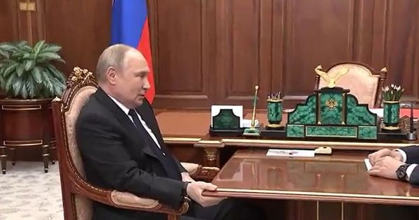Furcsán markolta az asztalt Putyin egy tárgyaláson, a betegségét találgatja a világ