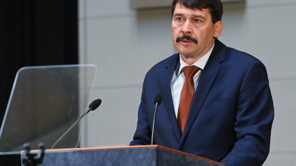 Magyar Közlöny: Áder János felmenti főigazgatóját