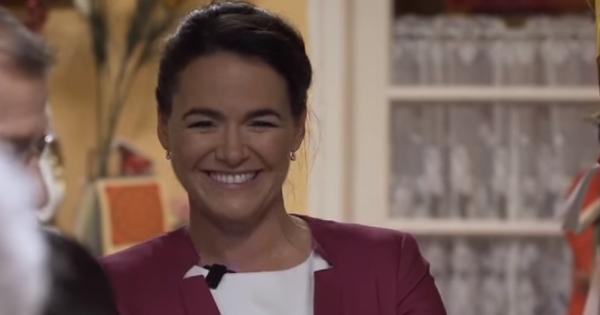 Videón, ahogy Novák Katalin magassarkú cipőt adományozott egy kis falunak: Megkérdezték a helyieket, minek örültek volna jobban