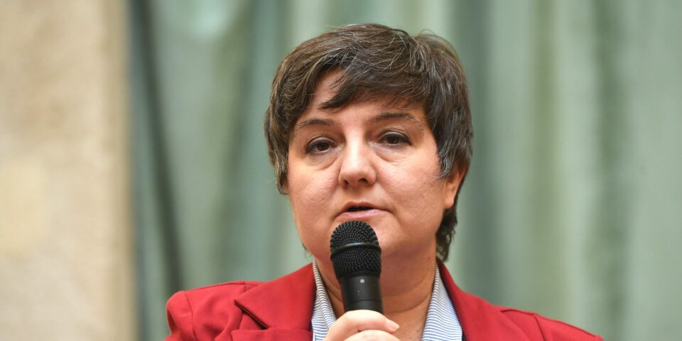 Hangos ellenállással utasították el Alföld Róbert színházát