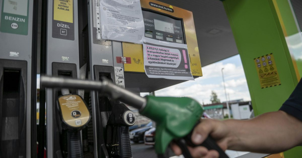 Tömött sorok alakultak ki a benzinkúton a kormányinfóra készülve