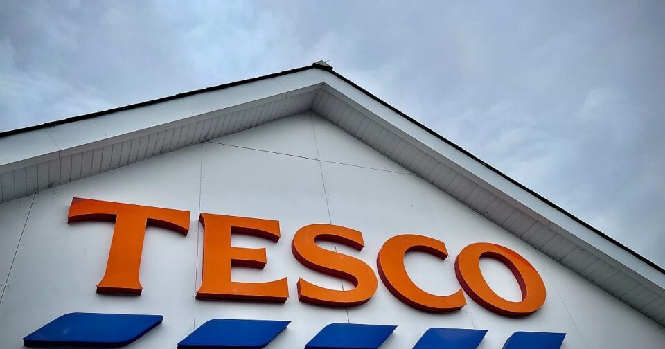 Nagy változás jön a Tesco-parkolókban