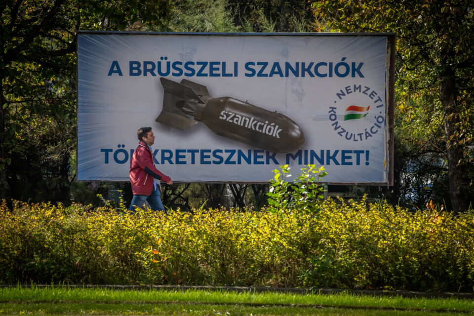Az Európai Bizottság reagált a magyar plakátkampányra: a szankciók célja Ukrajna bombázásának megállítása