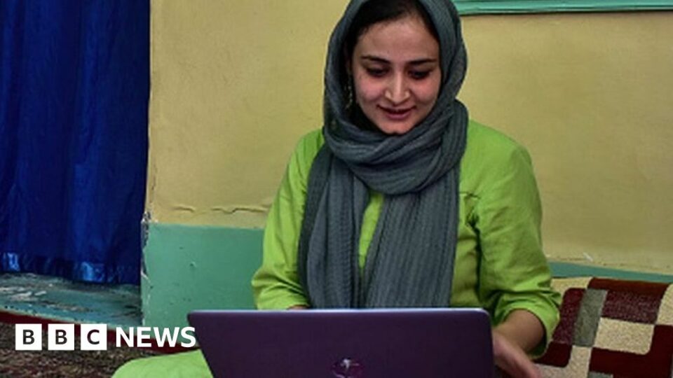 Sanna Irshad Mattoo: Pulitzer-winning Kashmiri journalist stopped from leaving India
