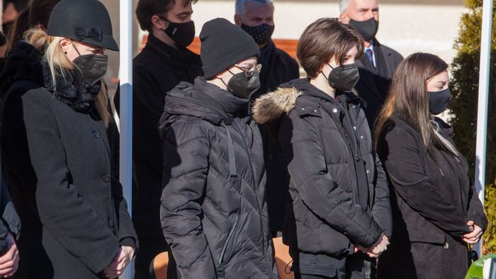 Utcára kerülhet Csollány Szilveszter özvegye és két lánya
