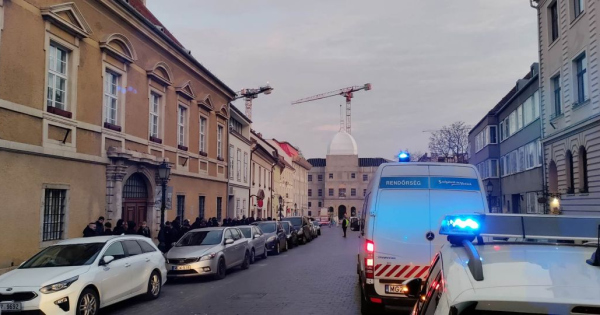 Hiába a tiltás, többszáz neonáci sorakozott fel a Bécsi kapu térnél