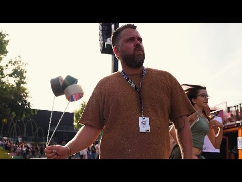 (x) Beragasztottunk valakit egy vécébe, de egy kilyukadt gumipapagájt is megmentettünk… | 24.hu