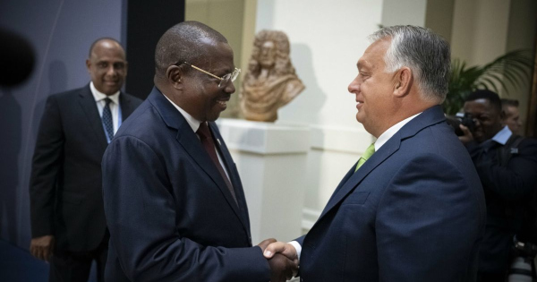 Orbán Viktor majdnem óriásit esett a Demográfiai Csúcsra érkezve