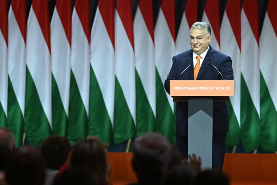 Hatalmasat bakizott Orbán Viktor több ezer ember előtt?