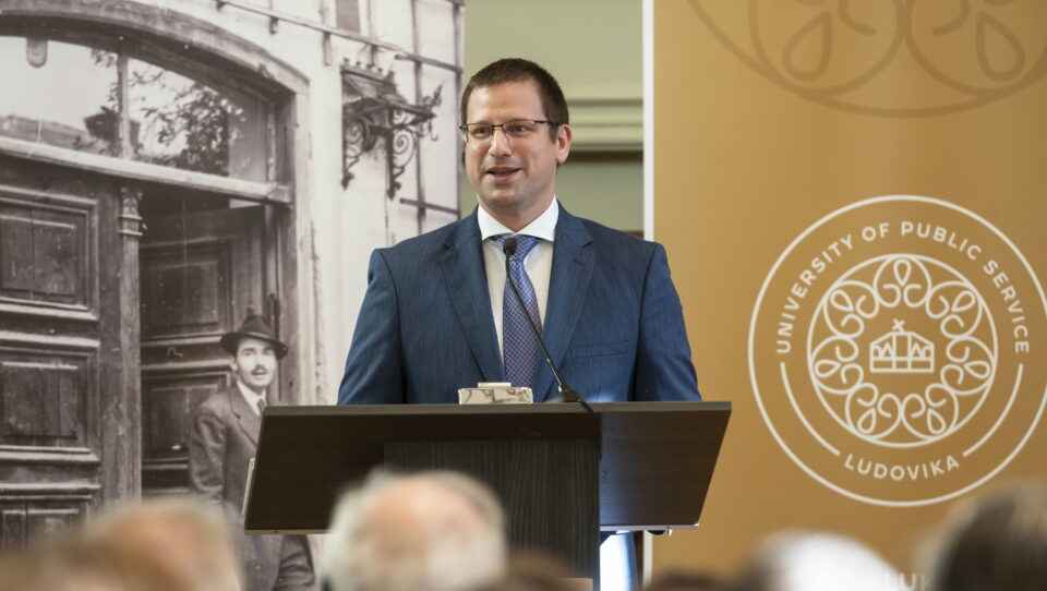 Gulyás Gergely mosolyogva, új frizurával tért vissza a műtétje után