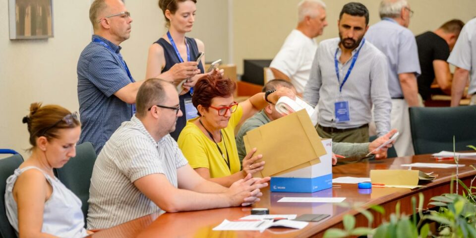 Máris találtak eredetileg rosszul elszámolt szavazatokat a főpolgármester-választás újraszámlálásán