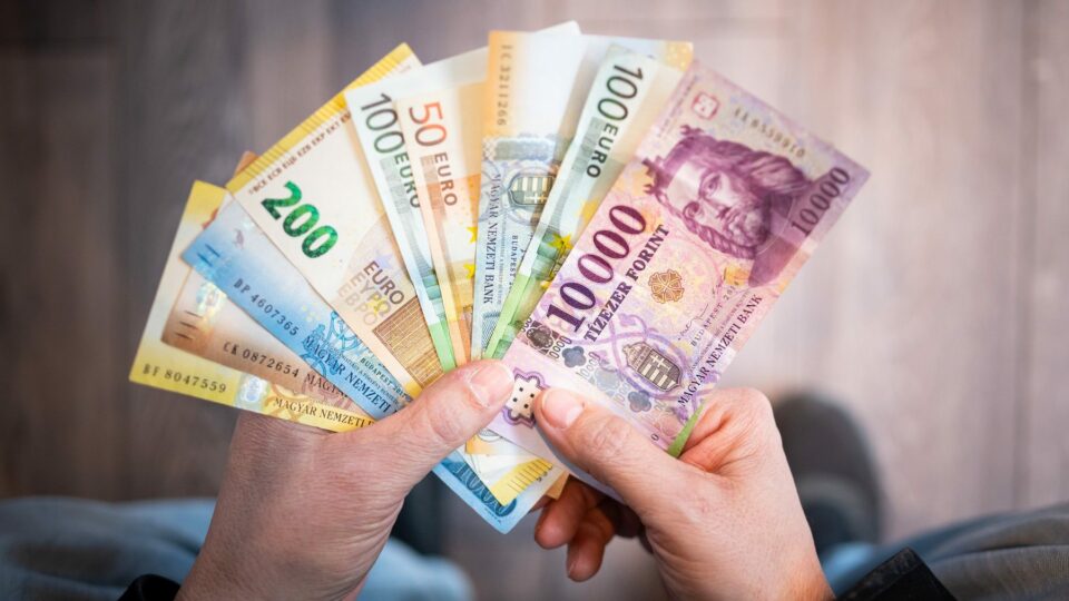 Gyengül a forint, szakad a dollár