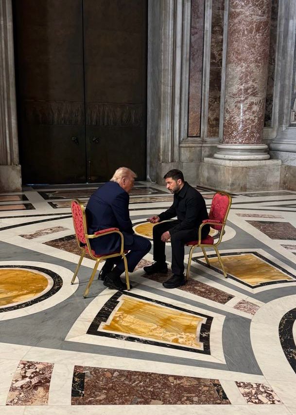 Valami elkezdett derengeni Trumpnak, miután a Szent Péter-bazilikában leült kettesben beszélgetni Zelenszkijjel