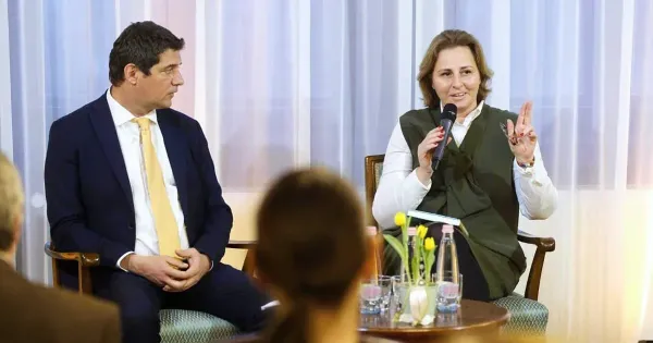 MNB-ügy: utalással érkezett 100 milliárd forint a számlájukra, és a Skype-on beszélték meg, mit vegyenek belőle